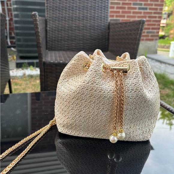 Elegant Cream Woven Bag with Gold Chain - Picture 3 of 7